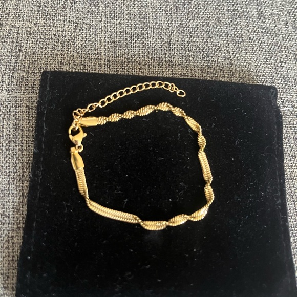 Adjustable twist bracelet - Picture 3 of 3